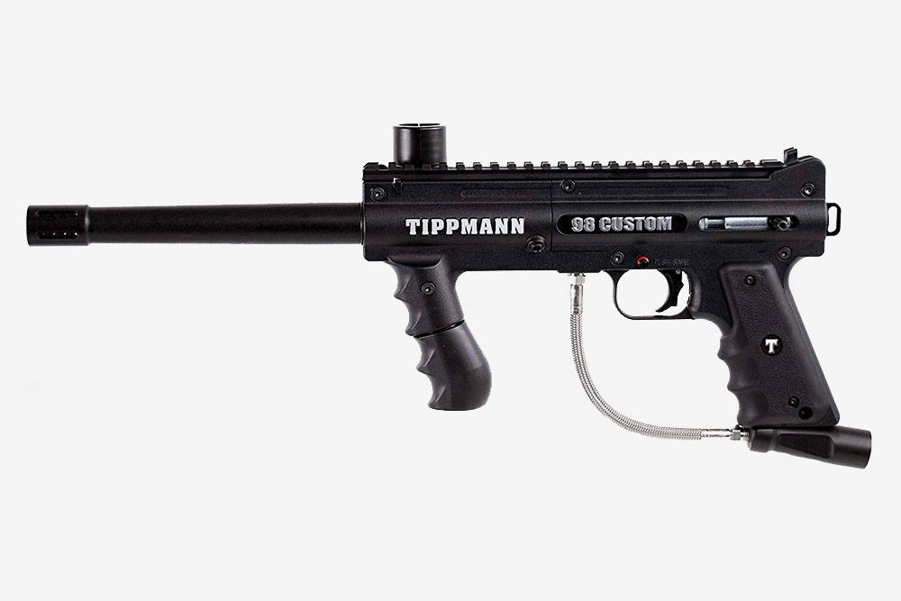 Механический маркер Tippmann 98 Custom. Настоящий ветеран из мира пейнтбола. Часто используется в пейнтбольных клубах в качестве прокатного оборудования из-за своей дешевизны и неубиваемости. Модель устаревшая, но все еще в ходу