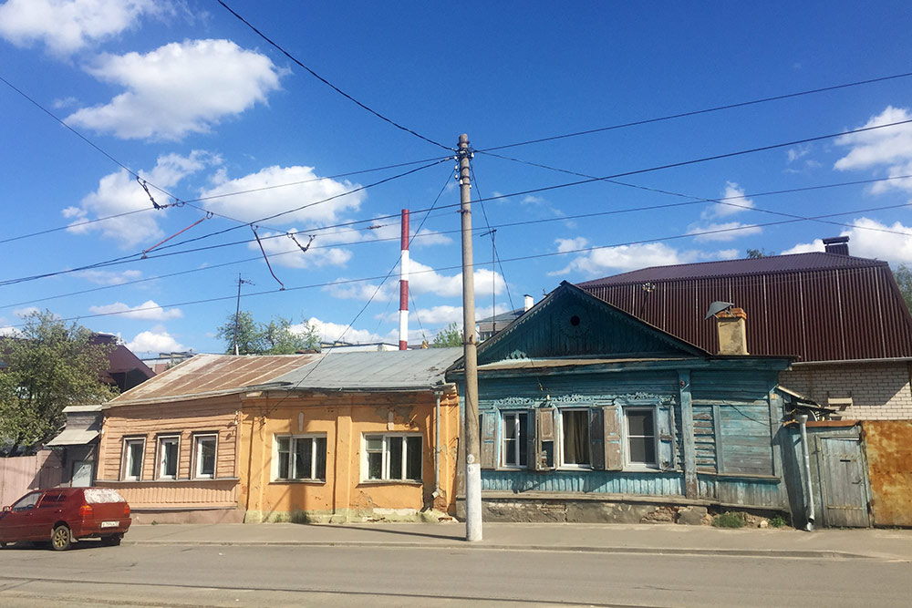 Частный сектор на Карачевской улице расположен параллельно центральной Комсомольской улице. Место больше напоминает поселок, а не город. В 19 веке на этой улице жили богатые купцы