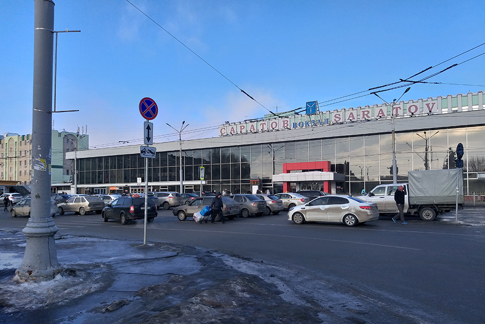 Перед вокзалом таксисты-частники игнорируют ПДД и встают в семь рядов
