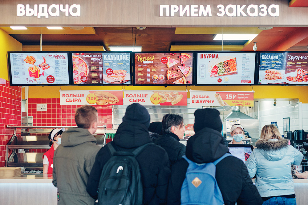 Очередь в «Грильнице». Фото: Максим Наземцев