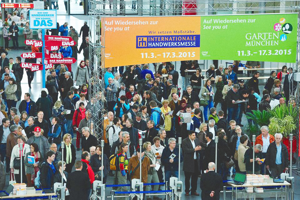Посетители стоят в очереди на вход на выставку «Internationale Handwerksmesse» в Мюнхене в марте 2015 года