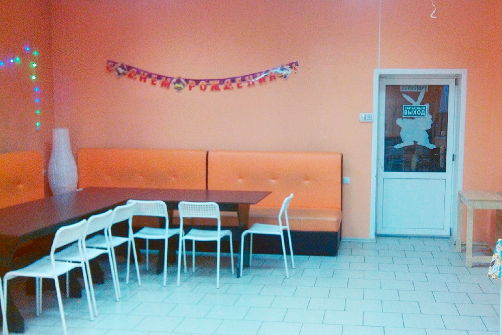 Последнее, пятое по счету, помещение антикафе. На второй фотографии видно, что к этому времени я уже собрал целый видеоклуб для кибертурниров. Я постоянно мониторил «Авито» и собирал компы из никому не нужных запчастей