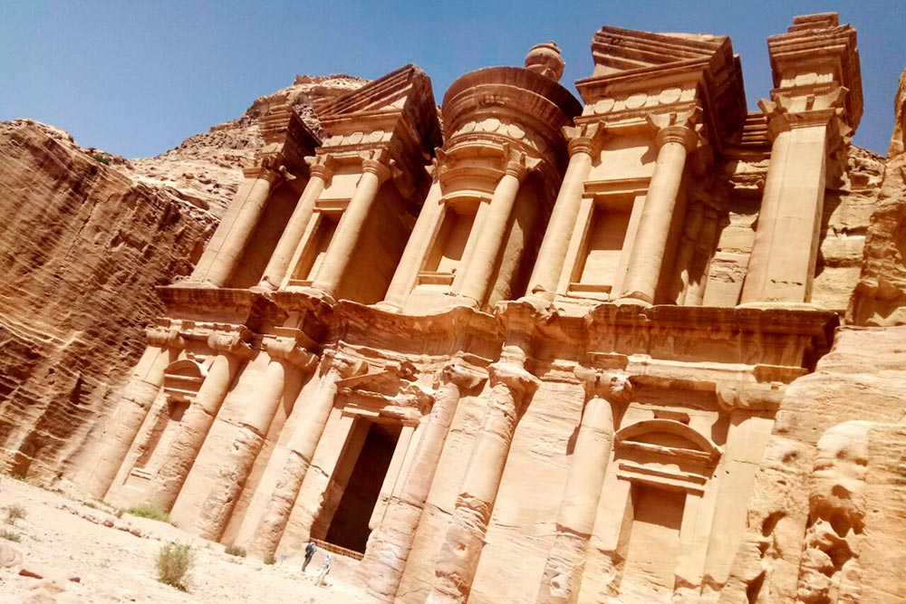Монастырь Ад-Дэйр находится на вершине горы Джебель Ад-Дэйр. Дойти до него непросто: чтобы подняться на гору, нужно преодолеть 800 ступенек, вырубленных в камне
