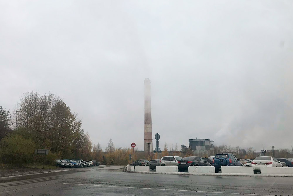 Так обычно выглядит небо над заводом в облачный день