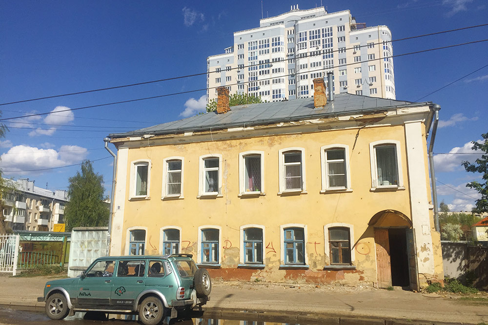 В Орле много частных домов и старых двухэтажек. Новостройки соседствуют с коттеджами и ветхими постройками. Есть целые улицы с частным сектором и коттеджные поселки. Многие дома разрушены, а красивые обычно спрятаны за высокими заборами