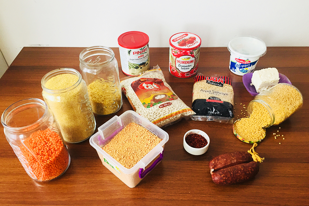 На фото продукты, которые я никогда не покупала в России и спокойно жила: чечевица, булгур, томатная паста, кускус, копченая колбаса со специями, натуральный йогурт, белый сыр. В Турции это все — неотъемлемая часть ежедневного рациона