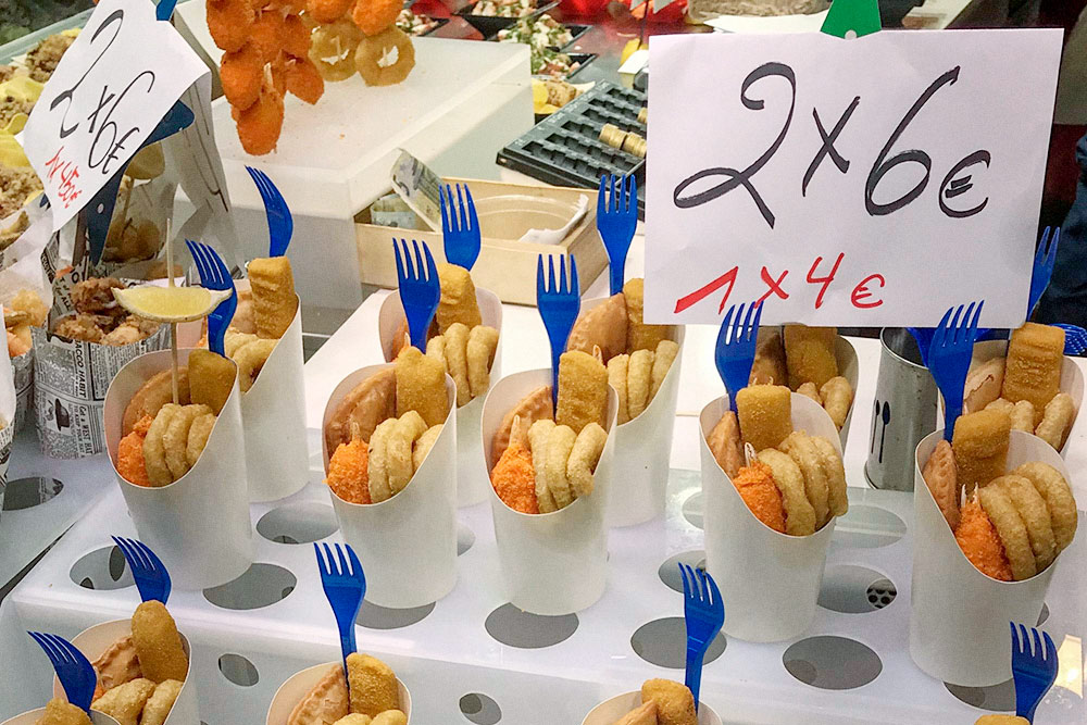 Такие закуски из морепродуктов в кляре на рынке «Бокерия» продают навынос