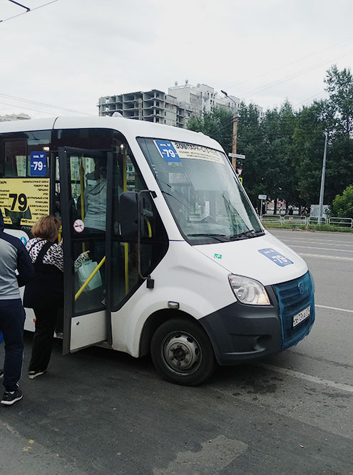 Сбоку наклейка «экскурсионный», а в синем квадрате — «Инв. № 79». Так делают те перевозчики, которым не выдали лицензию на пассажирские перевозки