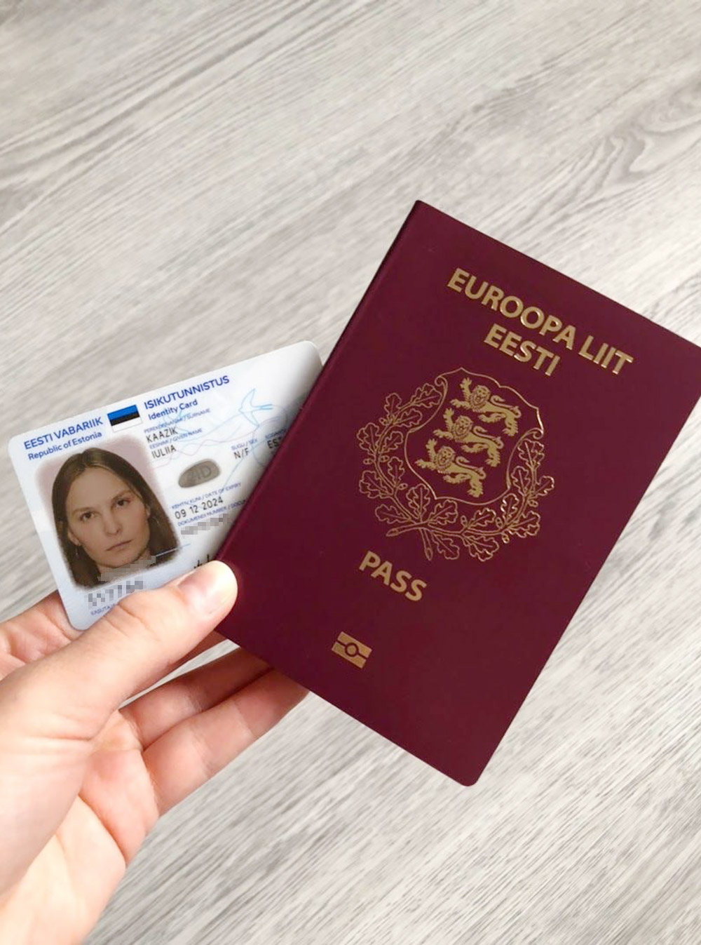 Мои новенькие паспорт и ID-карта. Планировала обмыть их поездкой в Европу на майские праздники, но в 2020 году у коронавируса свои планы. Поездку пришлось отложить на неопределенный срок