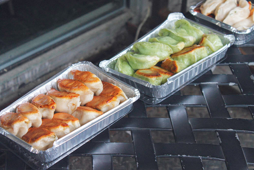 Дамплинги — это такие вареники в китайском стиле. В Tasty Dumpling за 1,25 $ (82 <span class=ruble>Р</span>) продадут пять дамплингов с мясом и капустой или луком