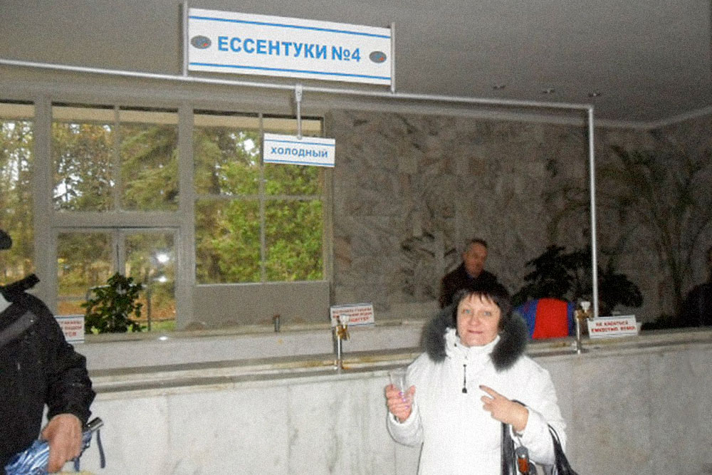 Источник в Ессентуках. Воду можно набирать самому