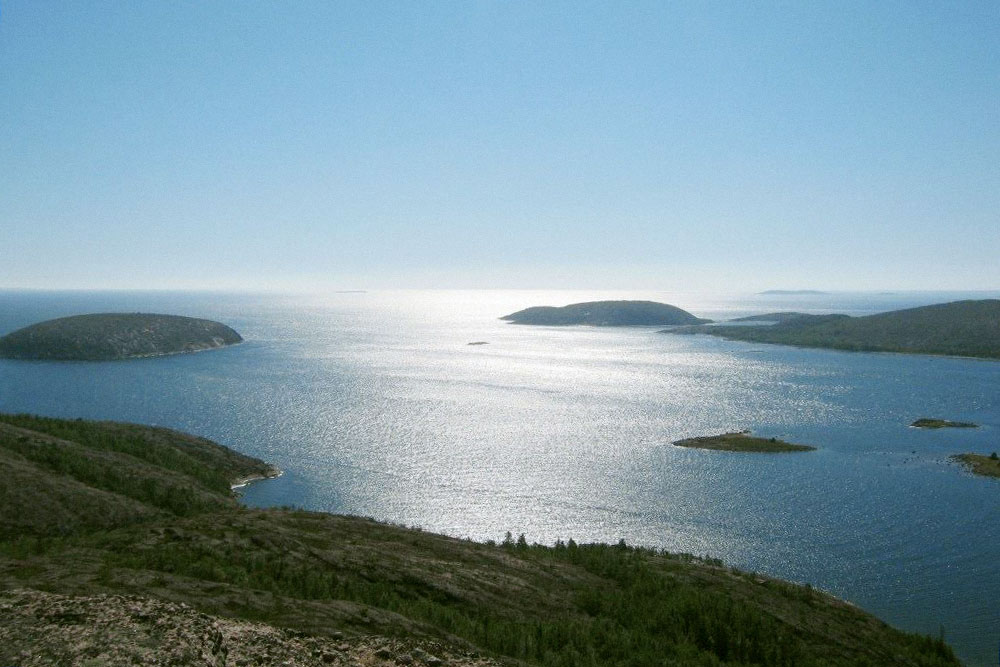 Вид на Белое море с острова Немецкий Кузов, куда я ездила на экскурсию в свой выходной. Его высота — 118 метров, это одна из самых высоких точек Белого моря