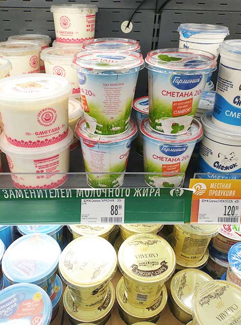 В «Карусели» продукты без заменителей стоят отдельно, а молочный прилавок большой и не влезает в кадр