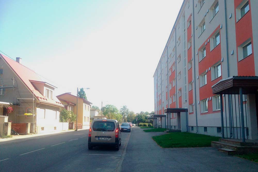 Дом, где я снимаю квартиру, — реновированная хрущевка справа