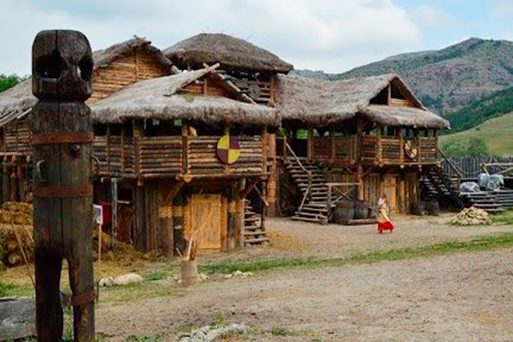 На месте съемок фильма «Викинг» в Крыму создали одноименный кинопарк. Фото: viking-crimea.com