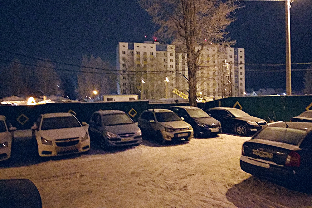 Фото моего двора. В этом комплексе планировали построить наземную парковку, но пока строят только жилые дома