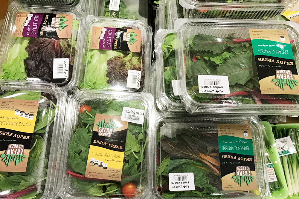 В магазинах очень много зелени. Шпинат тут входит в список продуктов первой необходимости: он есть во многих блюдах иранской кухни