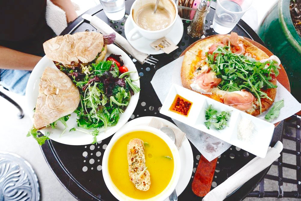 Одно из моих любимых кафе для завтрака — Urth Caffe. В него желательно приходить не позже 10 утра, иначе придется стоять в очереди. На столе: капучино — 5 $ (325 <span class=ruble>Р</span>), пицца с семгой — 14 $ (910 <span class=ruble>Р</span>), сэндвич с яйцом — 12 $ (780 <span class=ruble>Р</span>), суп — 9 $ (585 <span class=ruble>Р</span>)