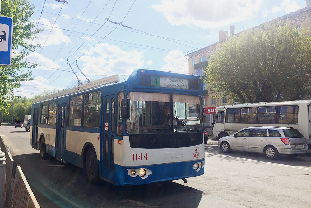 В центре города нет больших автобусов — вместо них ездят троллейбусы