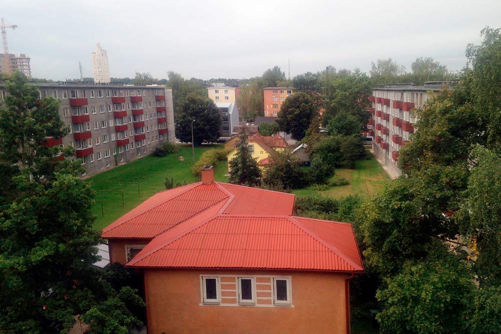 Частные дома и хрущевки в нашем районе стоят вперемежку