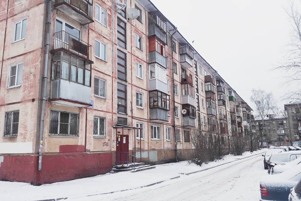 Это наша бывшая хрущевка. Таких домов в Череповце больше сотни, и все они выглядят не очень