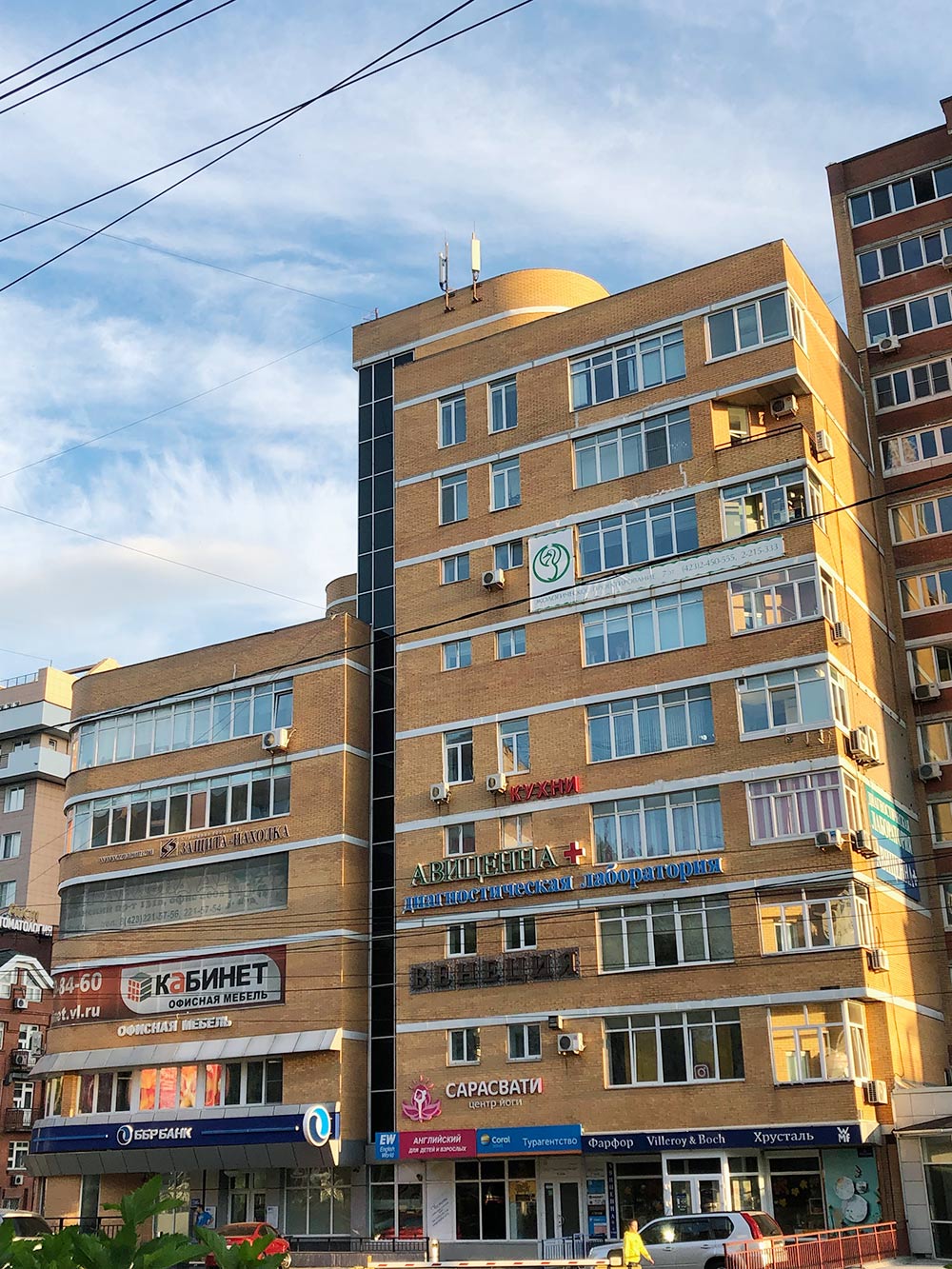 Судя по количеству рекламных вывесок, собственники этого МКД могут получать сотни тысяч рублей арендной платы за пользование общим имуществом в месяц