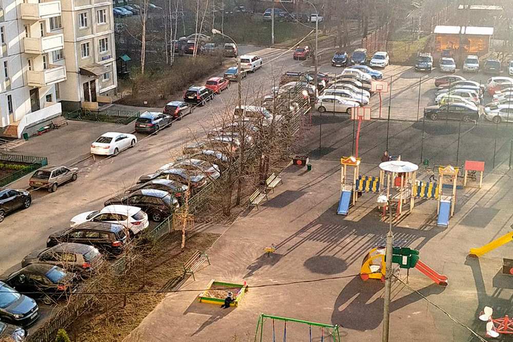 Вид из окна кухни, где я всегда работаю