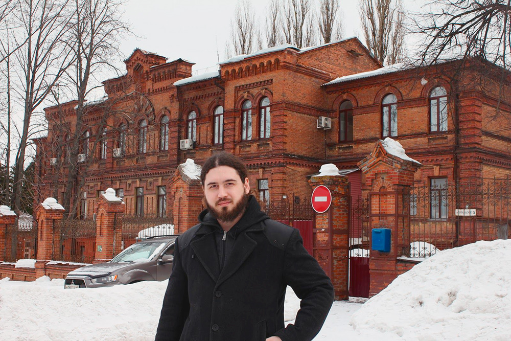 Здание позади меня — образец курской архитектуры конца 1900-х. В 20 веке в нем располагалась инфекционная больница, а сегодня там работает центр медицины катастроф