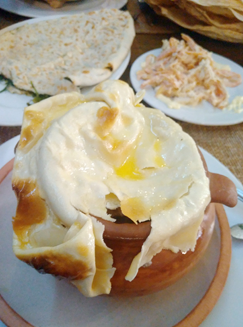 Мне очень понравилось блюдо путук — мясо с картофелем и нутом в горшочке за 2000 ֏ (280 рублей)
