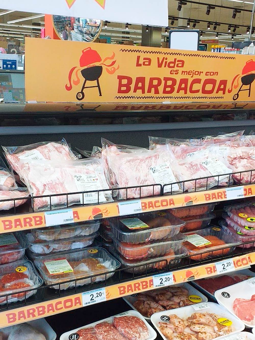 Мясная витрина в супермаркете Carrefour