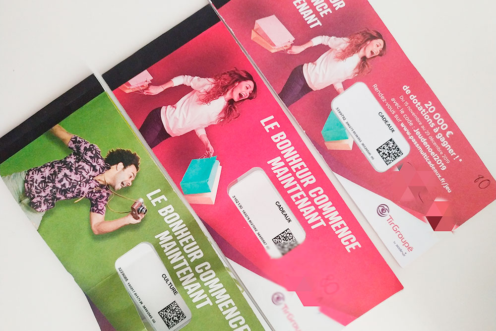 Вот наши ticket cadeaux. Красные можно потратить на что угодно, например купить обувь в магазине. Зеленые принимают фирмы, работающие в сфере культуры, развлечений и туризма: отели, авиаперевозчики, рестораны и т. п. Обычно общая сумма этих билетиков — 380 € (33 375 <span class=ruble>Р</span>) на каждые полгода