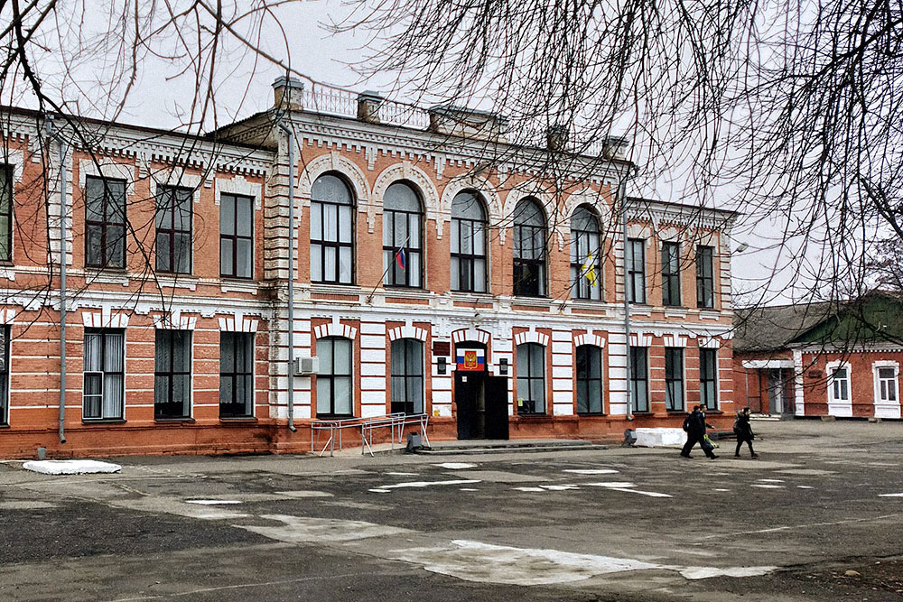 Гимназия № 103 находится в центральной части города. Это историческое здание было построено в 1886 году, раньше здесь было мужское училище