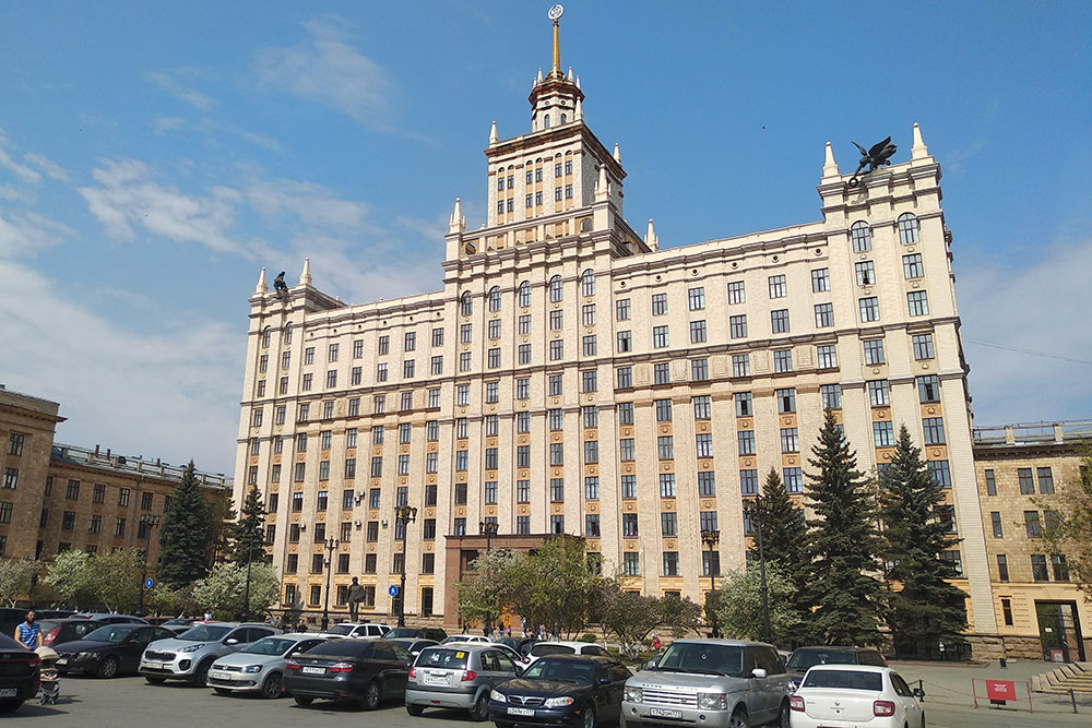 Я закончил ЮУрГУ в 2012 году, учился на инженера. Верхние этажи и шпиль достроили в 2004 году. Похоже на мини-копию МГУ им. Ломоносова