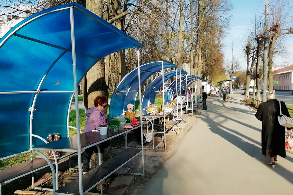 Так выглядит мелкий рынок, расположенный в одном из спальных районов города. По сути, это просто небольшой торговый ряд. Цены здесь, как правило, в полтора раза ниже, чем в супермаркетах