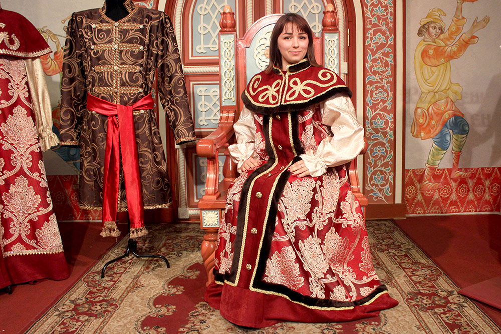 По паспорту туриста мы сделали бесплатные фото в исторических костюмах. Без паспорта фото стоило бы 200 рублей с человека