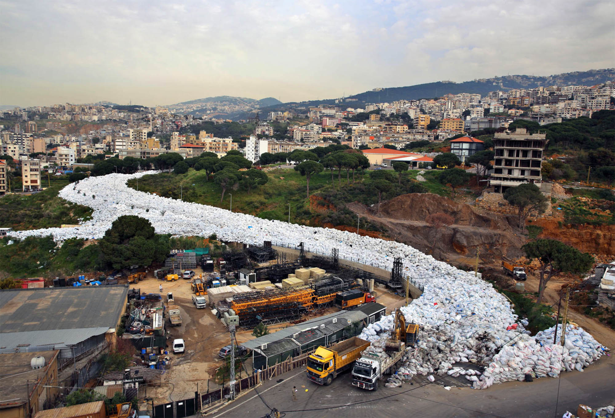 Белое — это мешки с мусором в восточном районе Бейрута. Источник: share.america.gov
