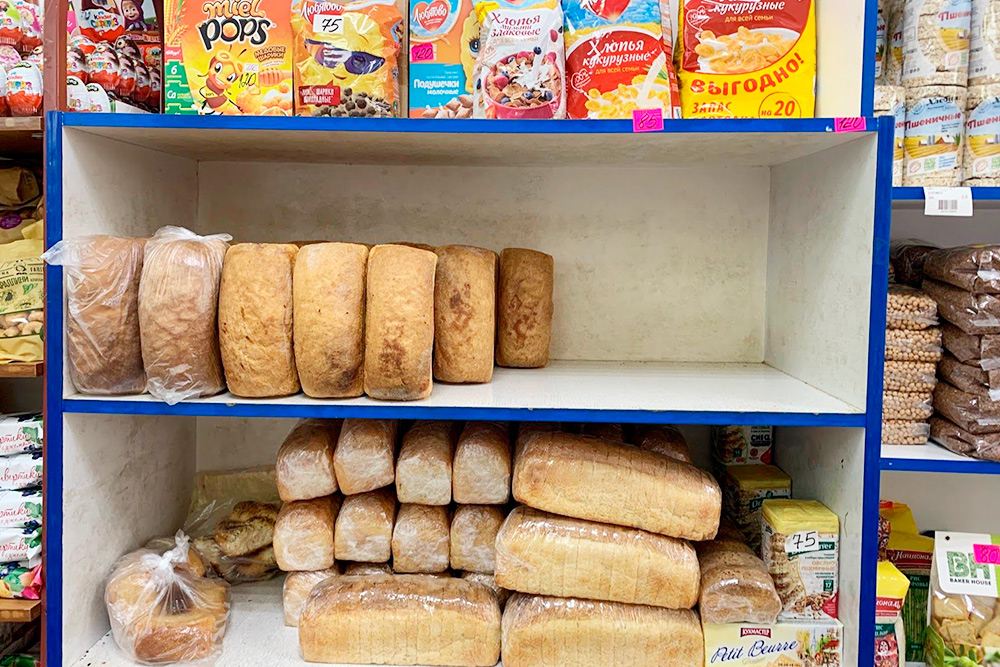 В магазинах Терскола большой выбор, но продукты хаотично разложены по всему помещению. Хлеб привозят как раньше в Центральной России — в ящиках и без упаковок