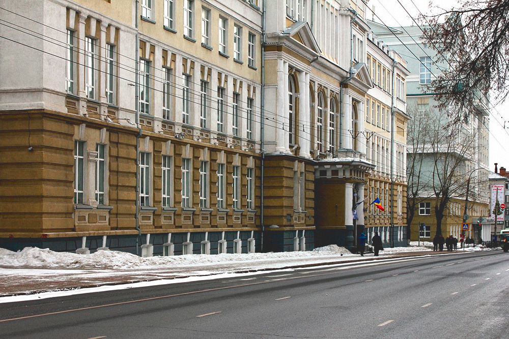 КГУ находится в самом центре города, на улице Радищева. Здание главного корпуса было построено еще в 1901 году