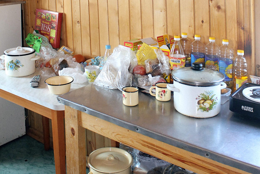 Продукты экскурсоводы покупают сами, чаще всего мы разбивались на пары. Поэтому на кухне всегда стояло 5—6 бутылок с маслом, кто-то их даже подписывал
