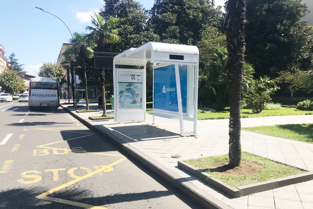 Автобусная остановка и выделенная линия для автобусов в центре Батуми