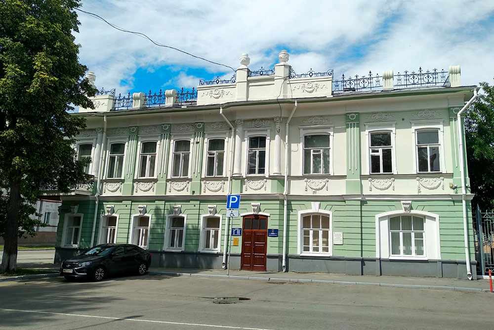 Здание 19 века в центре города, памятник архитектуры, охраняется государством. Сейчас в нем управление по вопросам миграции. Жаль, что таких домов немного и в основном они стоят поодиночке, хотя памятников архитектуры у нас наберется с три-четыре десятка