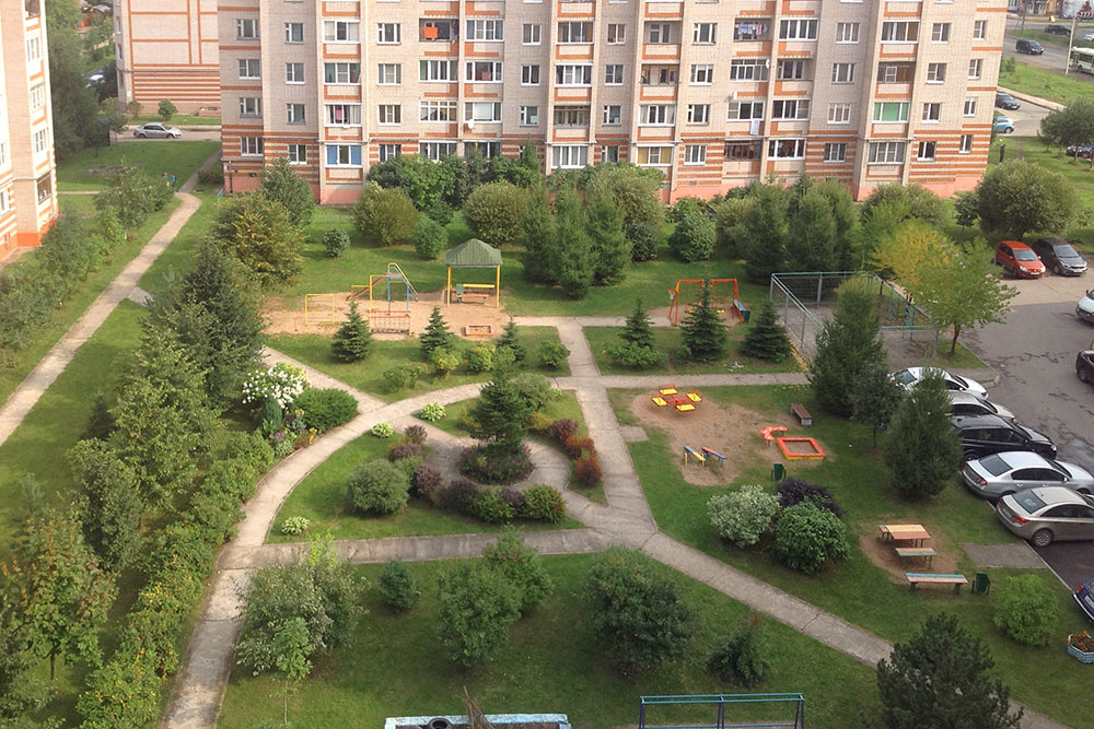 Я очень рад, что мой двор не выглядит как парковка. В доме всего четыре подъезда, и все машины жильцов умещаются на парковках внутри и снаружи дома, которые построил застройщик