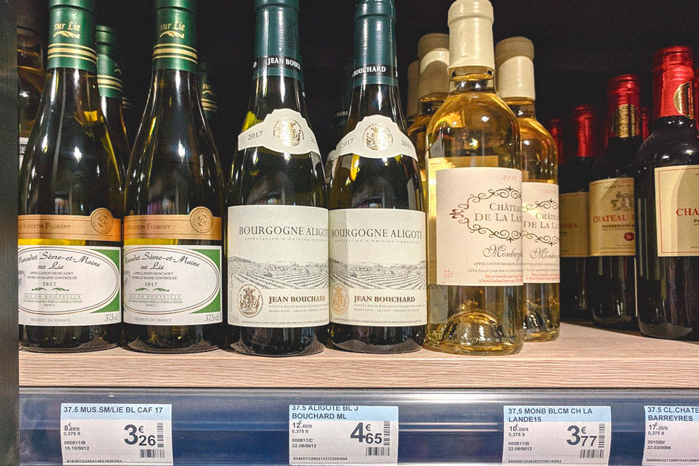 Неплохое вино в Париже стоит от 4 € (284 рубля) за бутылку. Выгоднее брать большой формат: 750 мл «Бургонь Алиготе» стоит 6,92 € (491 рубль), а 375 мл — 4,65 € (330 рублей)