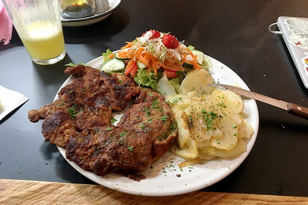 В мексиканских ресторанах много мяса на углях, риса, тако и блюд из кукурузы: супов, напитков, лепешек. Свежевыжатый сок, мясо, салат и картошка стоили 80 песо за порцию (265 <span class=ruble>Р</span>)