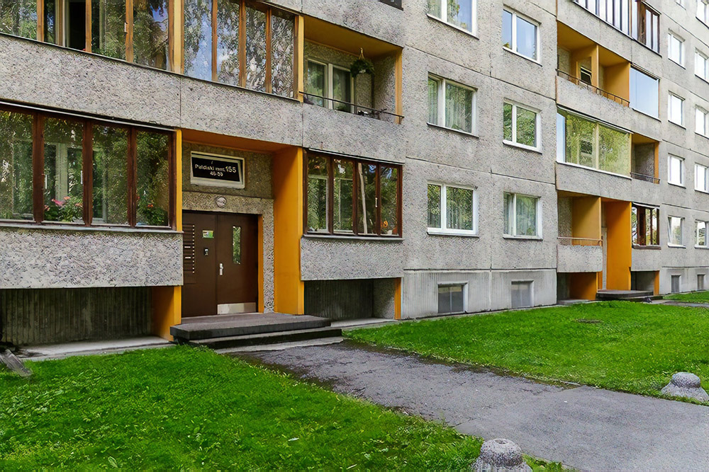 Моя квартира в Таллине. Со всех сторон дома чистый подстриженный газон, по которому дети бегают босиком