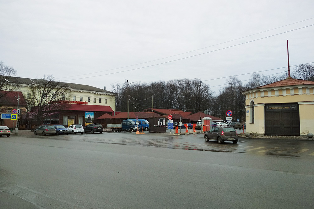 Платной парковкой в центре пользуются туристы. За деревьями скрывается кремль. Час парковки стоит 70 <span class=ruble>Р</span>