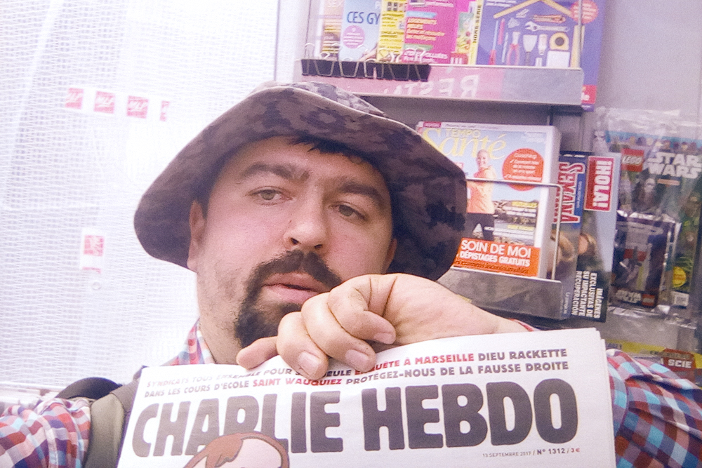 Свежий номер газеты «Шарли-эбдо» стоил 3 €, поэтому я ограничился фотографией