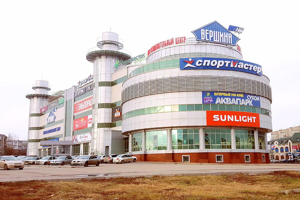 «Вершина-плаза» — единственный торговый центр в городе. Здесь все назначают встречи и просто гуляют