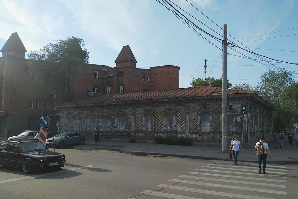Этот деревянный дом в центре города уже много лет стоит заброшенным