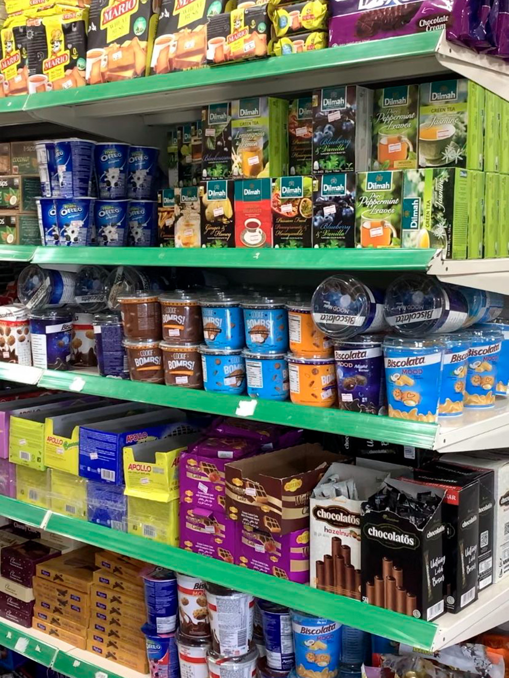 Полки со сладостями в супермаркете Arena Fresh Mart